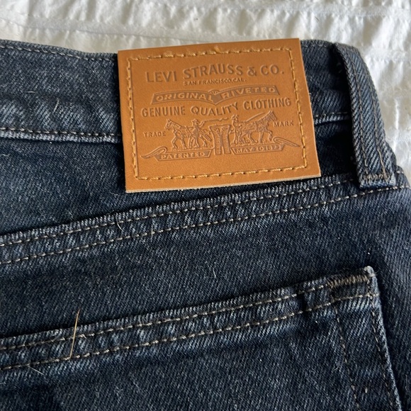 Euc Levi’s wedgie dark denim - Picture 3 of 9